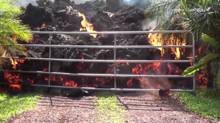 来自夏威夷基拉韦厄火山的熔岩留下了毁灭的道路