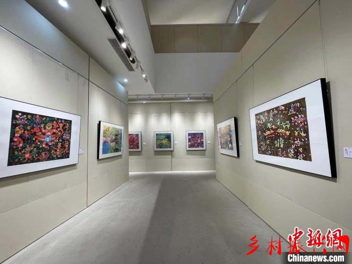 中国(余东)乡村美术馆正在展出农民画。　张斌 摄