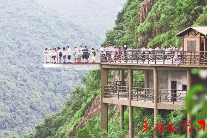 游客在江西省安远县三百山风景区游览