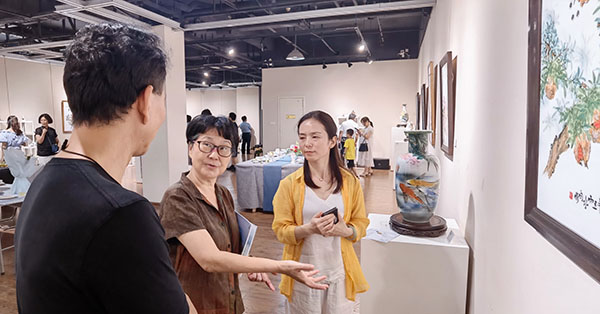 “关兰•瓷彩2021”开幕：艺术是不断探索与思考的过程